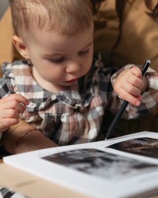 Dokážete si pravidelně najít chvíli na tvorbu ✨vzpomínkové knížky✨? U nás funguje si nastavit připomínku na jeden den...